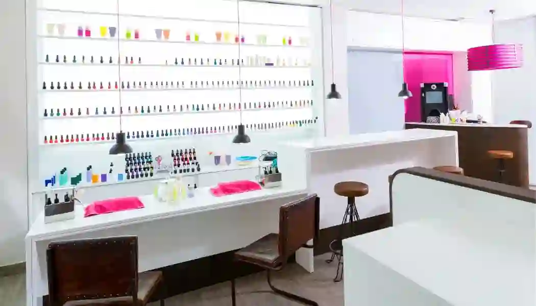 Foto de un salon de uñas sin clientes.
