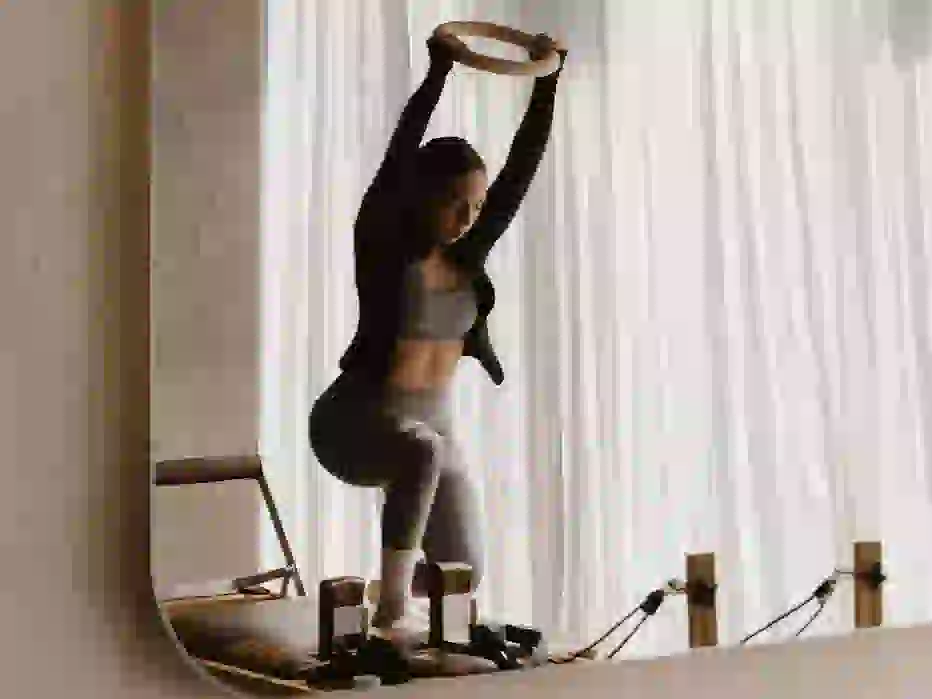 Foto de una persona practicando yoga.