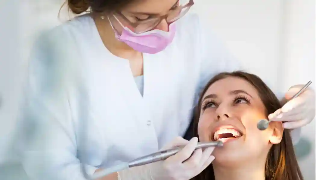 Foto de una denstista atendiendo a una paciente.