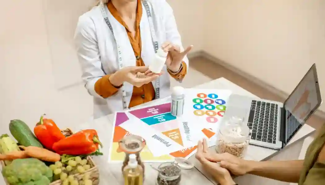 Foto de una nutricionista en su despacho trabajando.