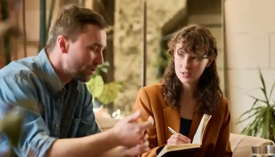 Foto de una psicóloga en medio de una terapia con un paciente.