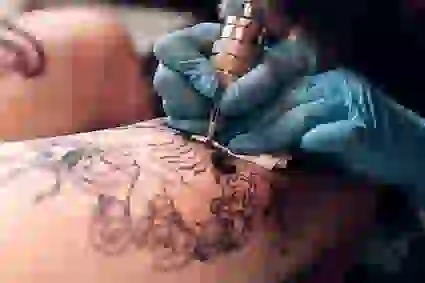 Foto de un tatuador trabajando.
